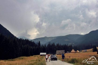 Nad Dolinę Chochołowska nadciągają nieciekawe chmury.
