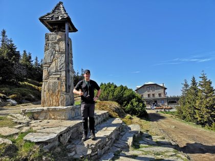 Serak - dzwonnica i w tle schronisko.