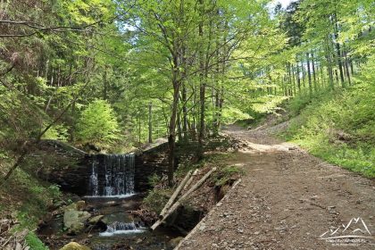 Malowniczy szlak na Serak wzdłuż Vražednego Potoku.
