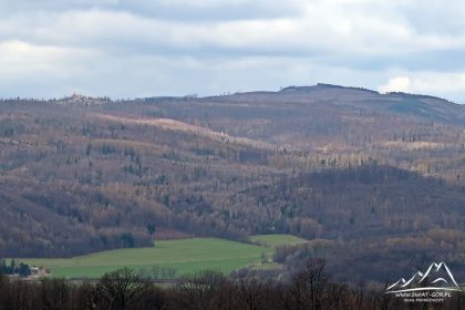 Straznice Hora - Zbliżenie na Kravi Horę (725 m n.p.m.).