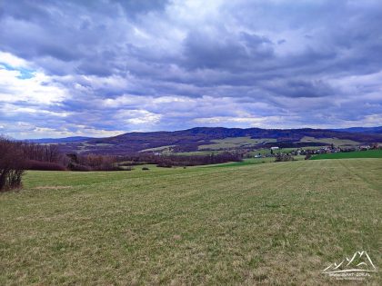 Widok na Liptan i pasmo Kobyli (574 m n.p.m.).