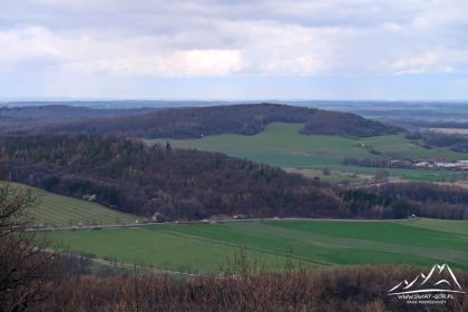 Straznice Hora - Widok na wzniesienie Vysoka (440 m n.p.m.).