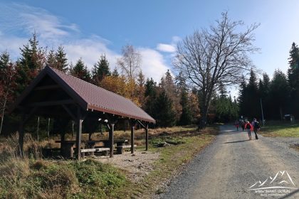 Wiata odpoczynkowa przy szlaku.