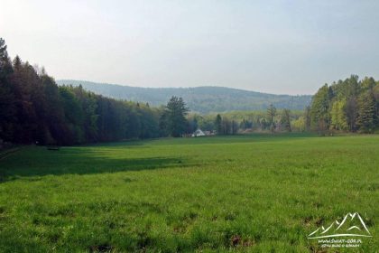 Z lewej Zulovy Vrch (719 m.n.p.m.), a centralnie Zelena Hora (654 m.n.p.m.).