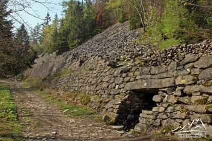 Ściana z ułożonych kamieni.