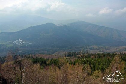 Większych widoków brak, a przed nami z lewej Smrcnik (799 m.n.p.m), z prawej Prosecny (743 m.n.p.m.).