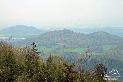 W oddali z lewej Kani Hora (476 m.n.p.m.), w centrum Bozi Hora (525 m.n.p.m.), z prawej Borovy Vrch (487 m.n.p.m.).