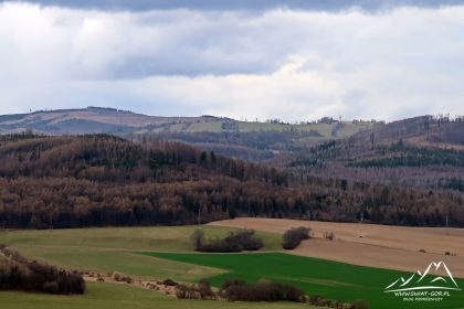 Zbliżenie na Solną Horę (867 m n.p.m.) i Kravi Horę (725 m n.p.m.).