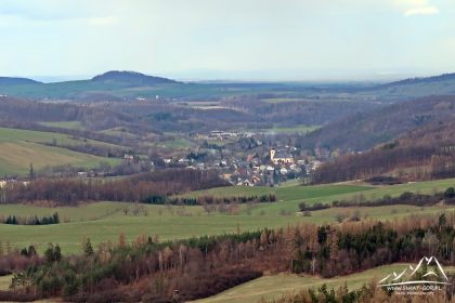 W dole Tremesna, a dalej Wzgórze Świętego Rocha (472 m n.p.m.) .