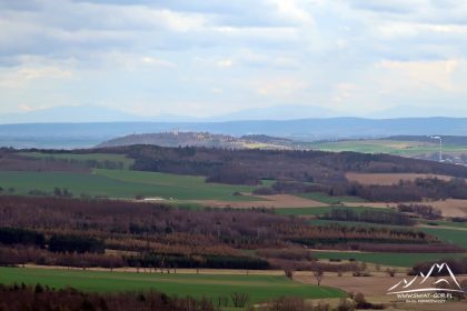 Widoczny w dali Beskid Śląsko-Morawski, a bliżej Krnov z wzgórzem Cvilin.
