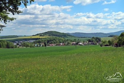 Za wioską wzniesienie - Na Vyhlidce.