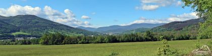 Z lewej Zlaty Chlum, w oddali Wysoki Jesionik.