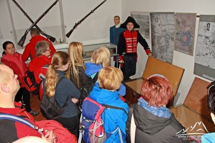 Zwiedzanie sali muzealnej.