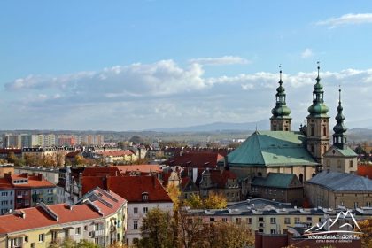 Widoczny Kościół św. Piotra i Pawła.