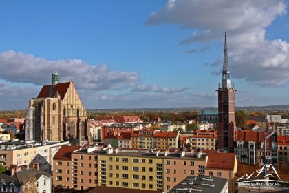 Z lewej Dzwonnica i Bazylika św. Jakuba i św. Agnieszki, z prawej wieża ratusza.