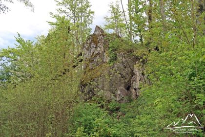 Wapniarka - formacje skalne na szczycie.