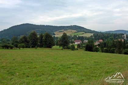W dole Radochów, a w oddali widoczna Czarna Góra (1205 m.n.p.m.).