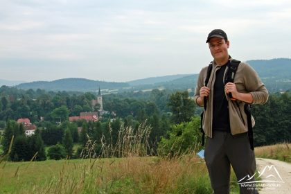 Za mną widoczny kościół w Radochowie.