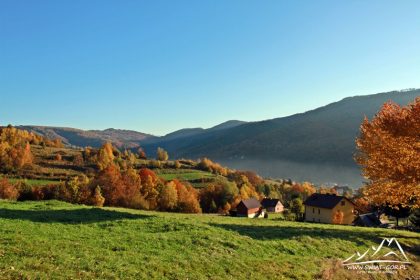 Z lewej Góra Żar (761 m.n.p.m.), a z prawej masyw Jaworzyny (861 m.n.p.m.).