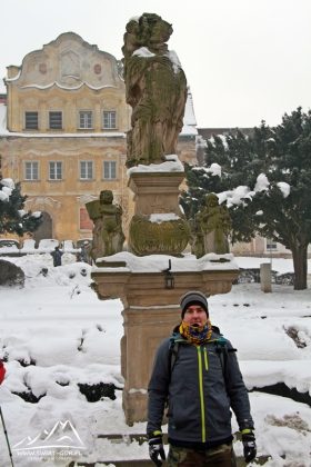 Kolejna figura św. Jana Nepomucena na rynku w Lewinie.