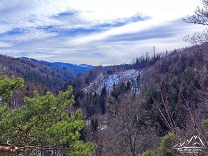 Raci Udoli - Ruiny Zamku Rychleby - Panorama na Góry Złote.