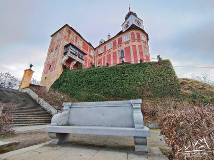 Javornik - Zamek Jansky Vrch z ławką Josepha von Eichendorffa