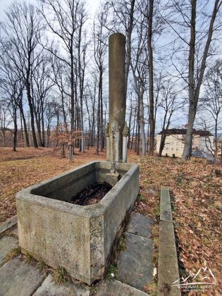 Javornik - Zabytkowa fontanna franciszkańska.