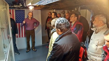 Wysłuchujemy historii nalotów.