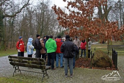 Ks. Jan Rosiek wskazuje nam kamień Jana Pawła II.