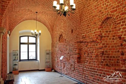 Tutaj możemy zobaczyć jak wyglądały ściany przed remontem.