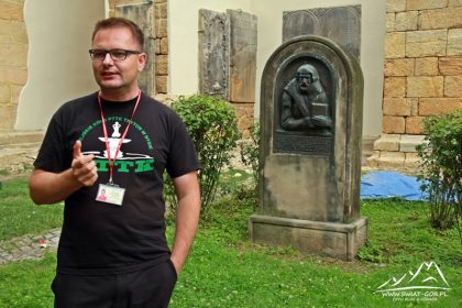 Marcin przy pomniku Trotzendorfa.