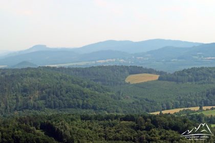 Ostrzyca - widok na grzbiet południowy z lewej strony widoczny Połom.