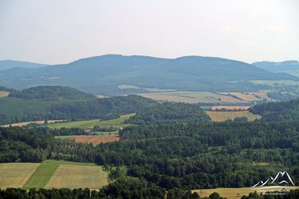 Ostrzyca - widok na grzbiet północny Gór Kaczawskich.