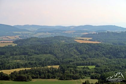Ostrzyca - widok na grzbiet mały Gór Kaczawskich.