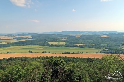 Ostrzyca - widok na Góry Kaczawskie.