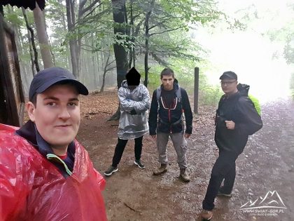 Czekamy aż deszcz odpuści.