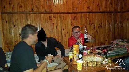 Wieczorna impreza w schronisku.