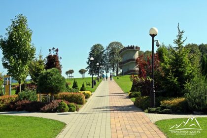 Muszyna - Ogrody zmysłów - widoczna wieża widokowa.