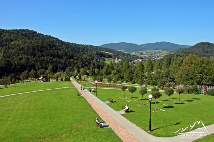 Panorama z wieży, z prawej w dali Jaworzyna Krynicka.