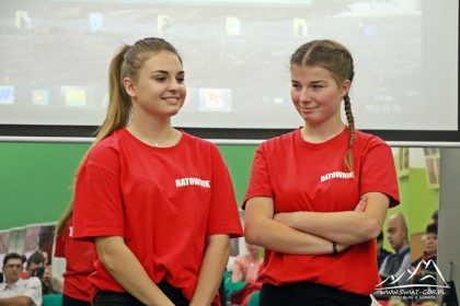 Dziewczyny z nyskiego mechanika pomagają przy zajęciach.