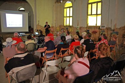 Wypełniona sala podczas wykładu Marcina Nowaka.