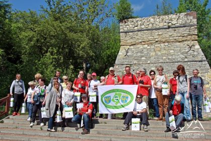 Uczestnicy IV Mikołowskiego Doszkalania przy piecu wapienniczym.
