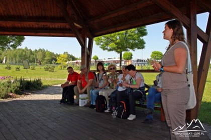 Wysłuchujemy ciekawostek o ogrodzie.
