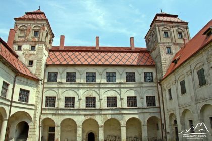 Niemodlin - dziedziniec zamkowy.