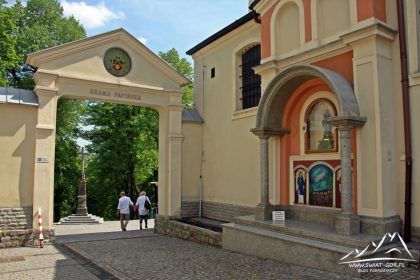 Brama Papieska i Kaplica św. Anny.