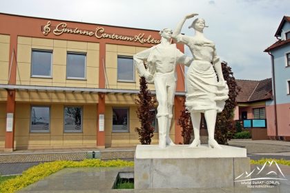 Pomnik Karolinki i Karlika.