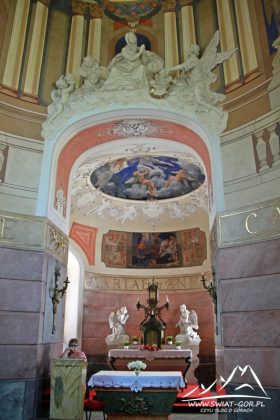 Wnętrze kaplicy.
