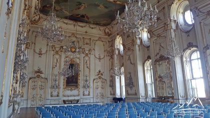 Wnętrze sali balowej.