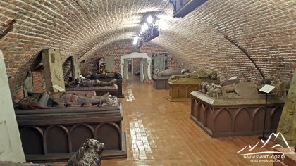 Płyty nagrobne średniowiecznych Piastów.