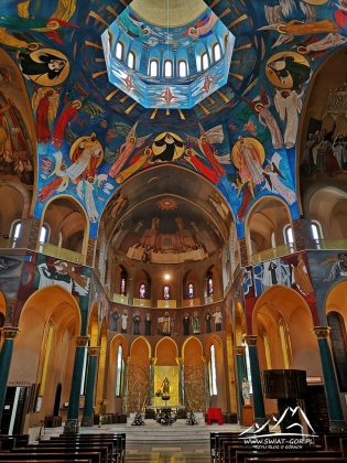 Wnętrze bazyliki robi wrażenie